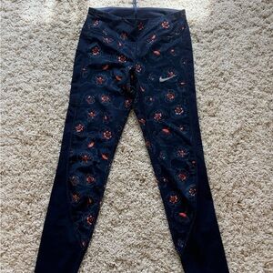 Nike Dri-Fit Leggings with Floral Design w side pocket. Size XS